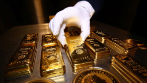 15aranyRTS e1585303347762 300x169 - Gold bars and coins are stacked in the safe deposit boxes room of the Pro Aurum gold house in Munich